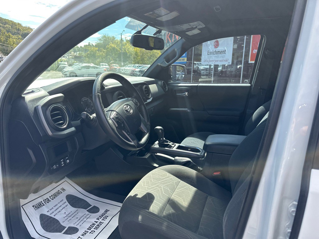 2017 Toyota Tacoma Image 16
