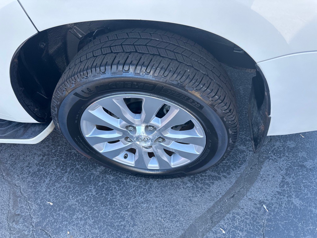 2014 Toyota Sequoia Image 13