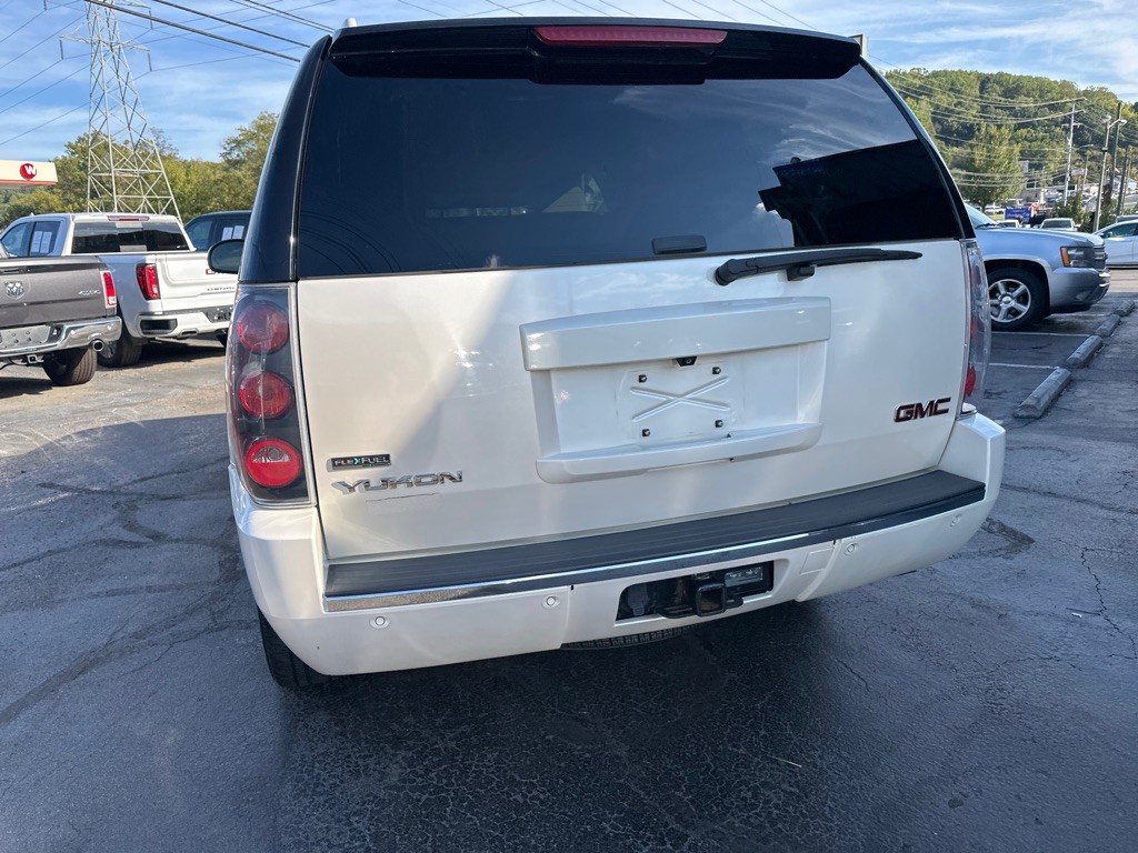2012 GMC Yukon Image 2
