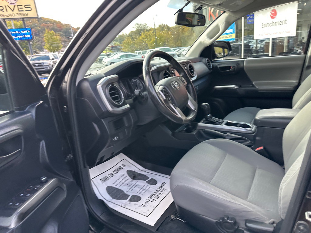 2017 Toyota Tacoma Image 11