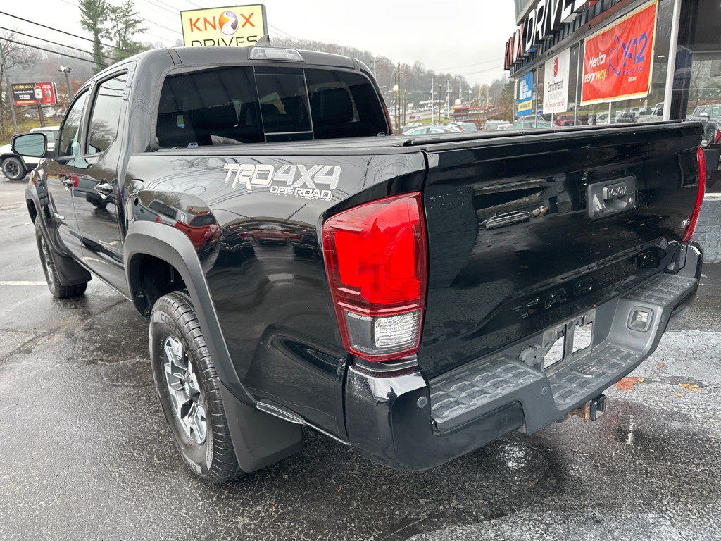 2018 Toyota Tacoma Image 2