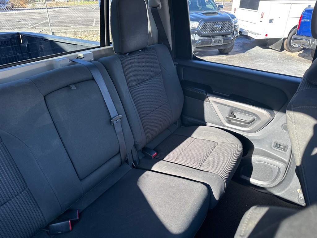2015 Nissan Titan Image 9