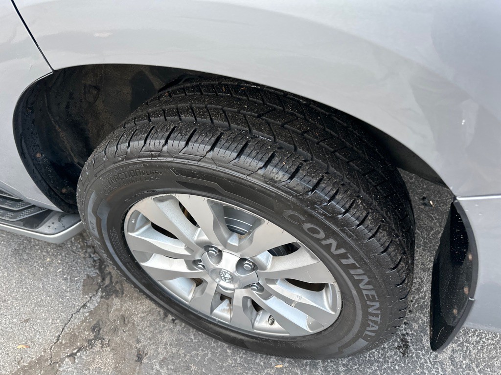 2011 Toyota Sequoia Image 17