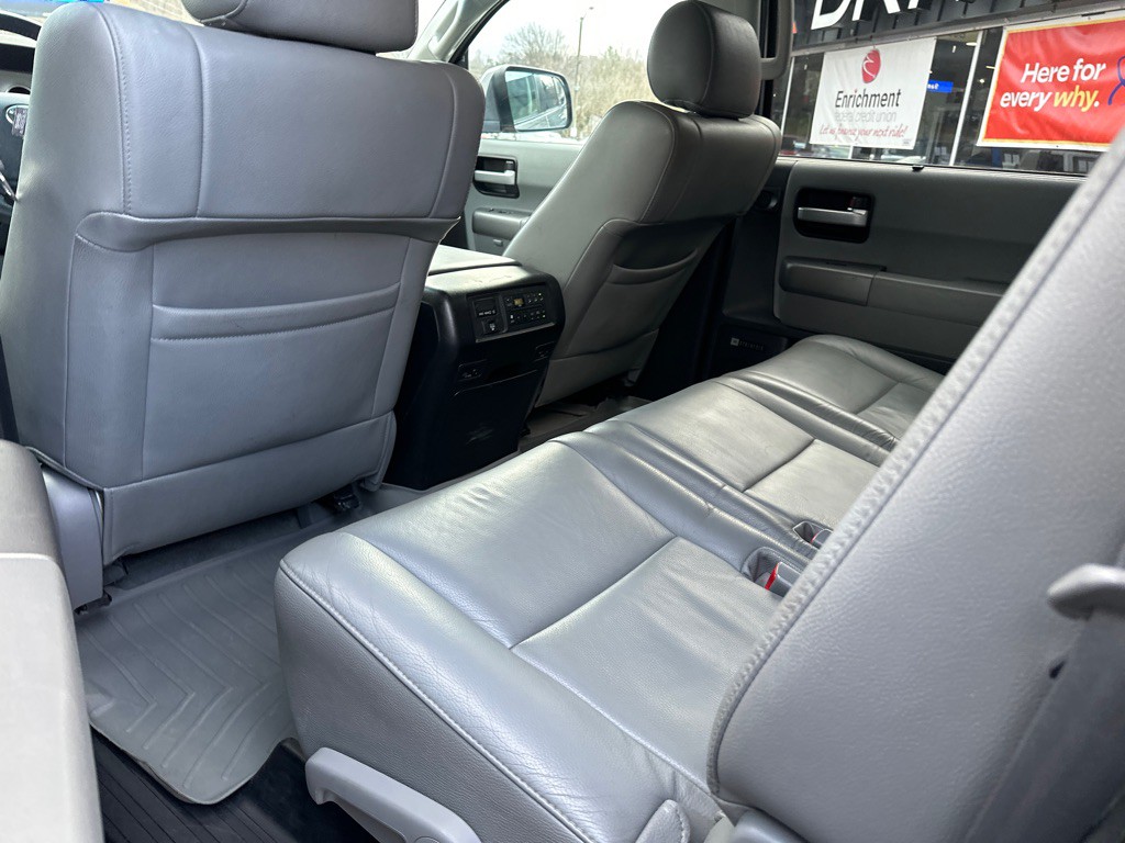 2011 Toyota Sequoia Image 18