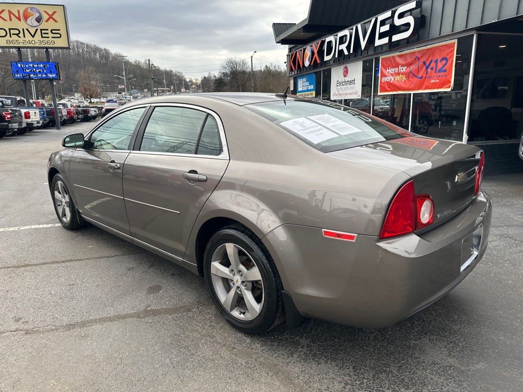 2011 Chevrolet Malibu Image 2