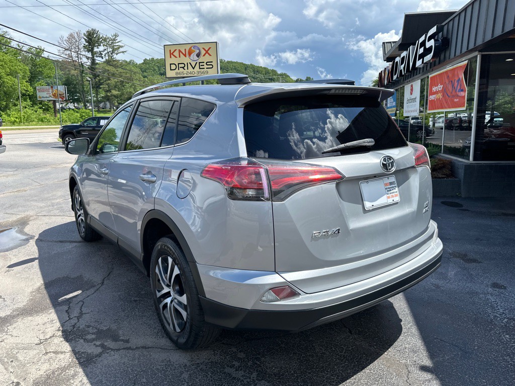2017 Toyota Rav4 Image 2