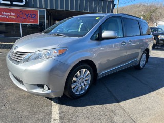 Image for 2017 Toyota Sienna XLE ID: 7070146
