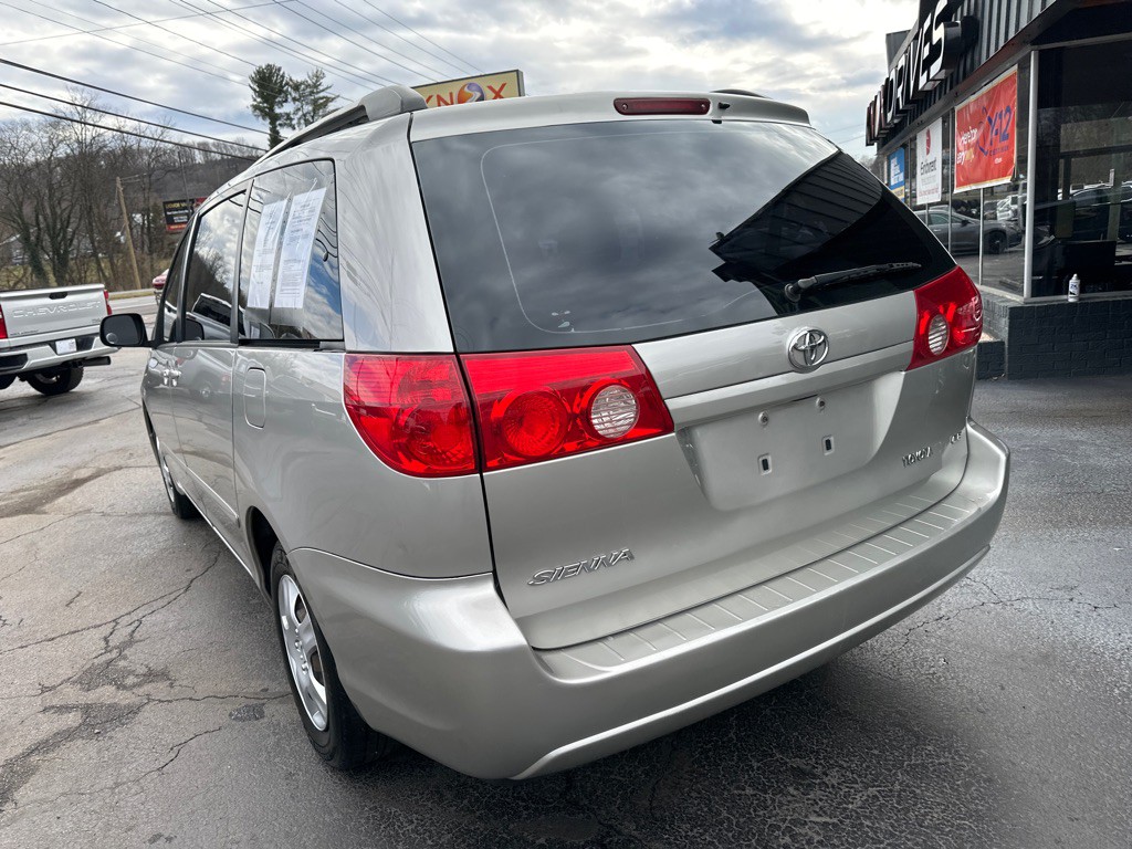 2009 Toyota Sienna Image 2