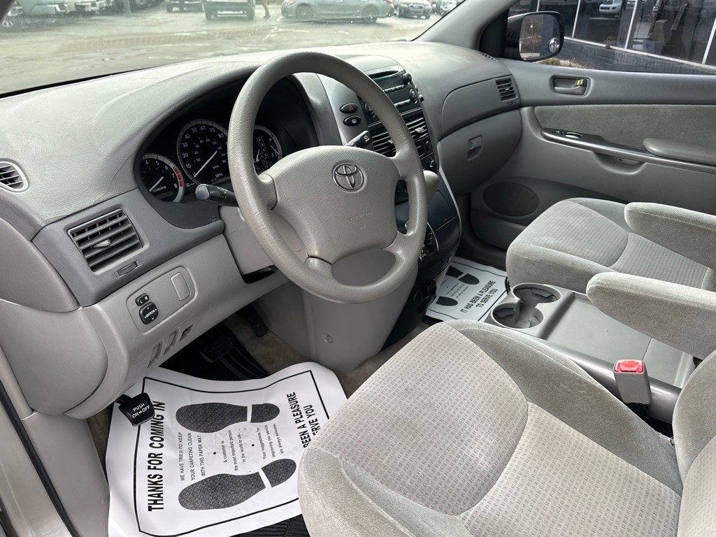 2009 Toyota Sienna Image 11