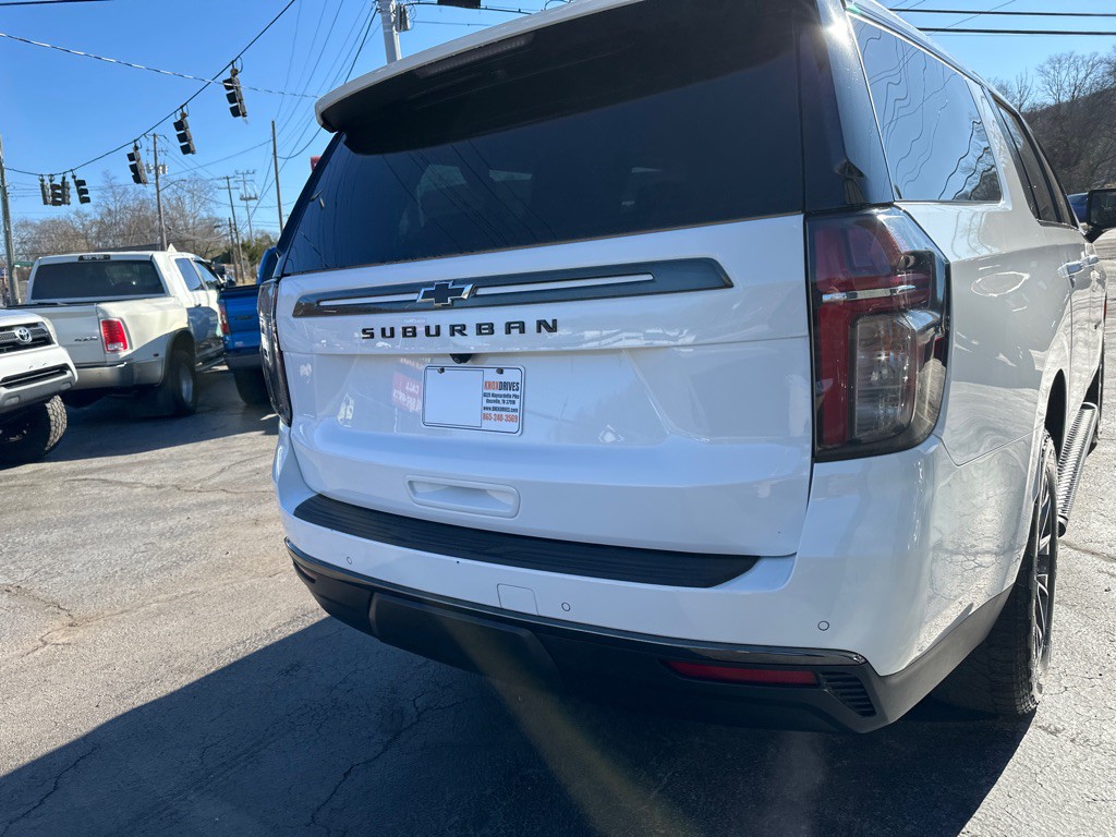 2021 Chevrolet Suburban Image 3