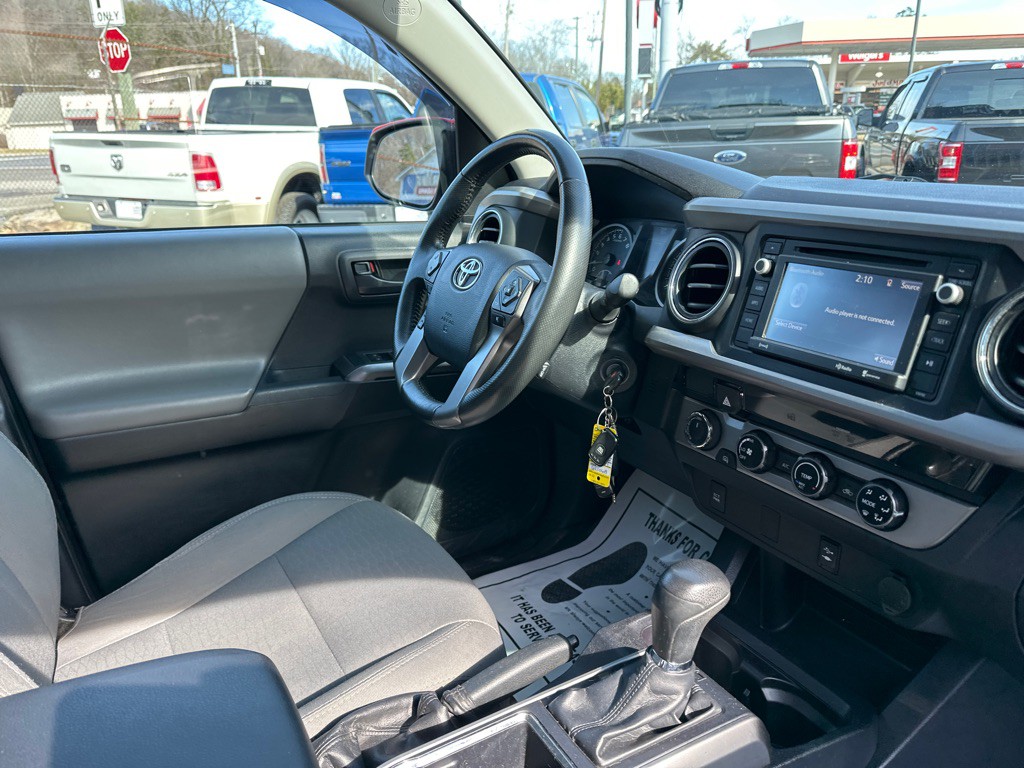 2017 Toyota Tacoma Image 8