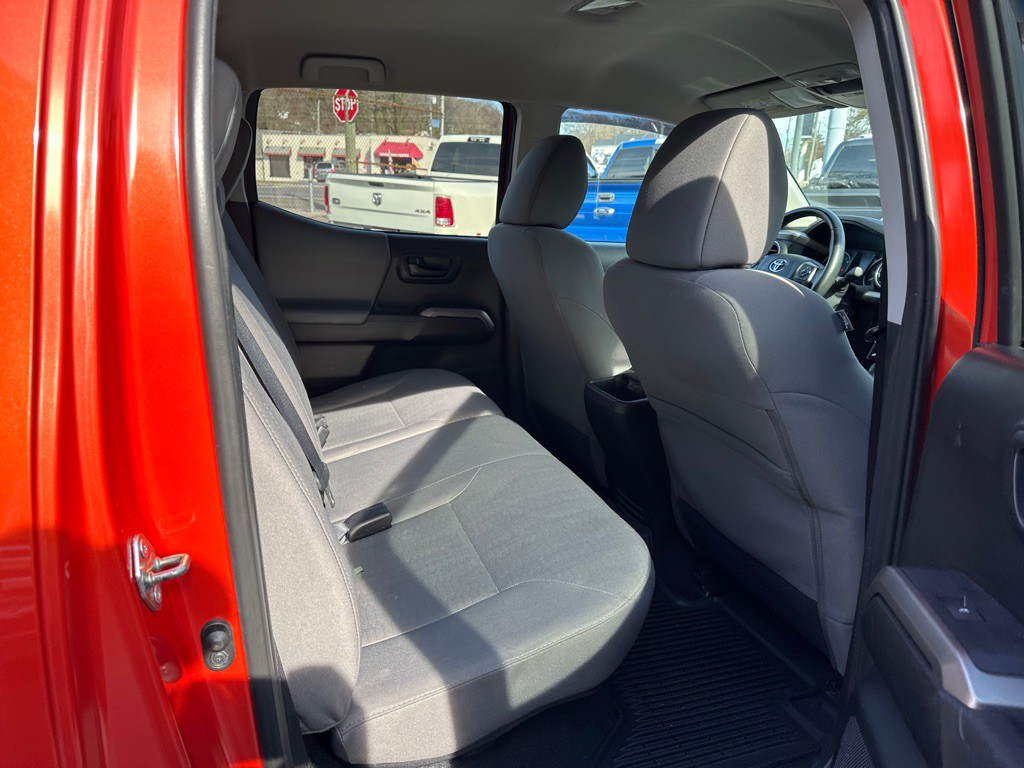 2017 Toyota Tacoma Image 9