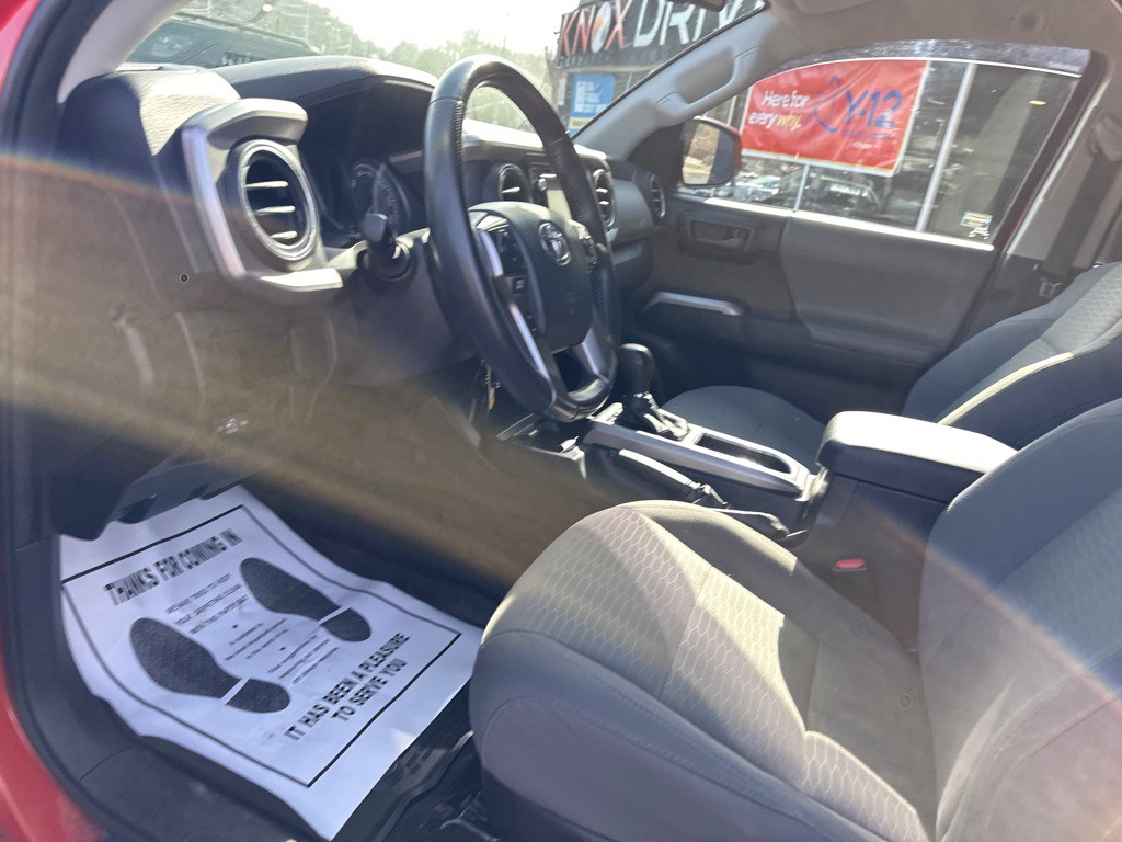 2017 Toyota Tacoma Image 18