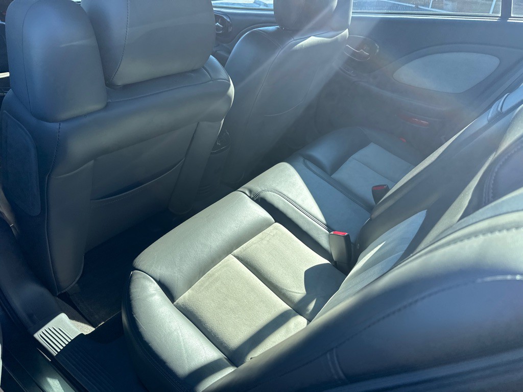 2005 Pontiac Bonneville Image 12