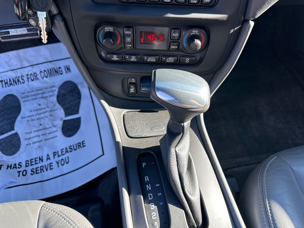 2005 Pontiac Bonneville Image 16