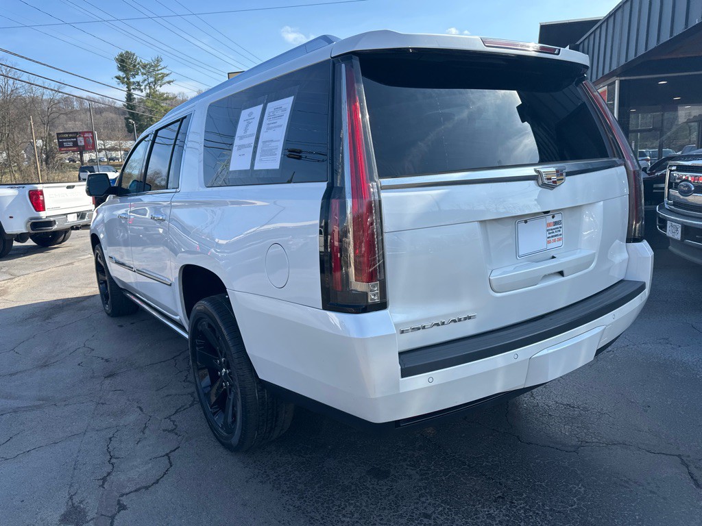 2016 Cadillac Escalade Image 2