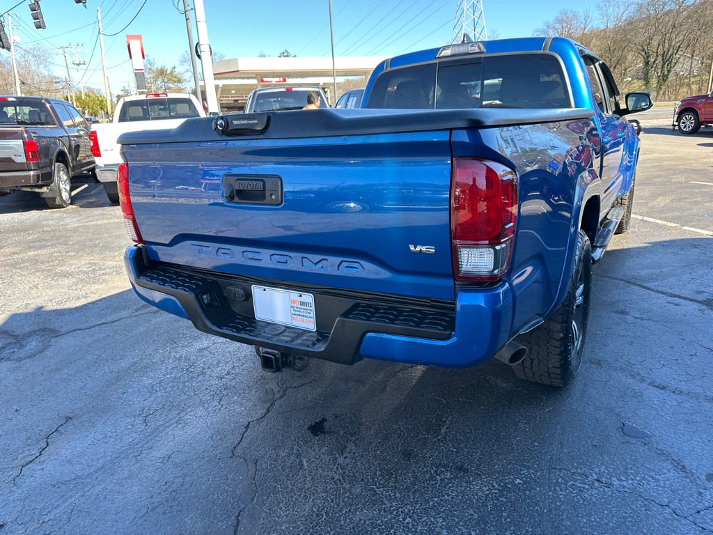 2017 Toyota Tacoma Image 3