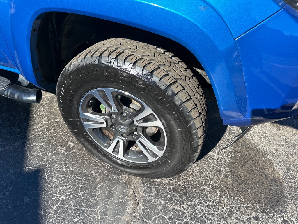 2017 Toyota Tacoma Image 6