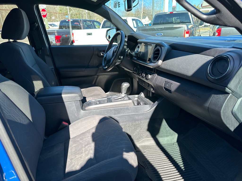 2017 Toyota Tacoma Image 7