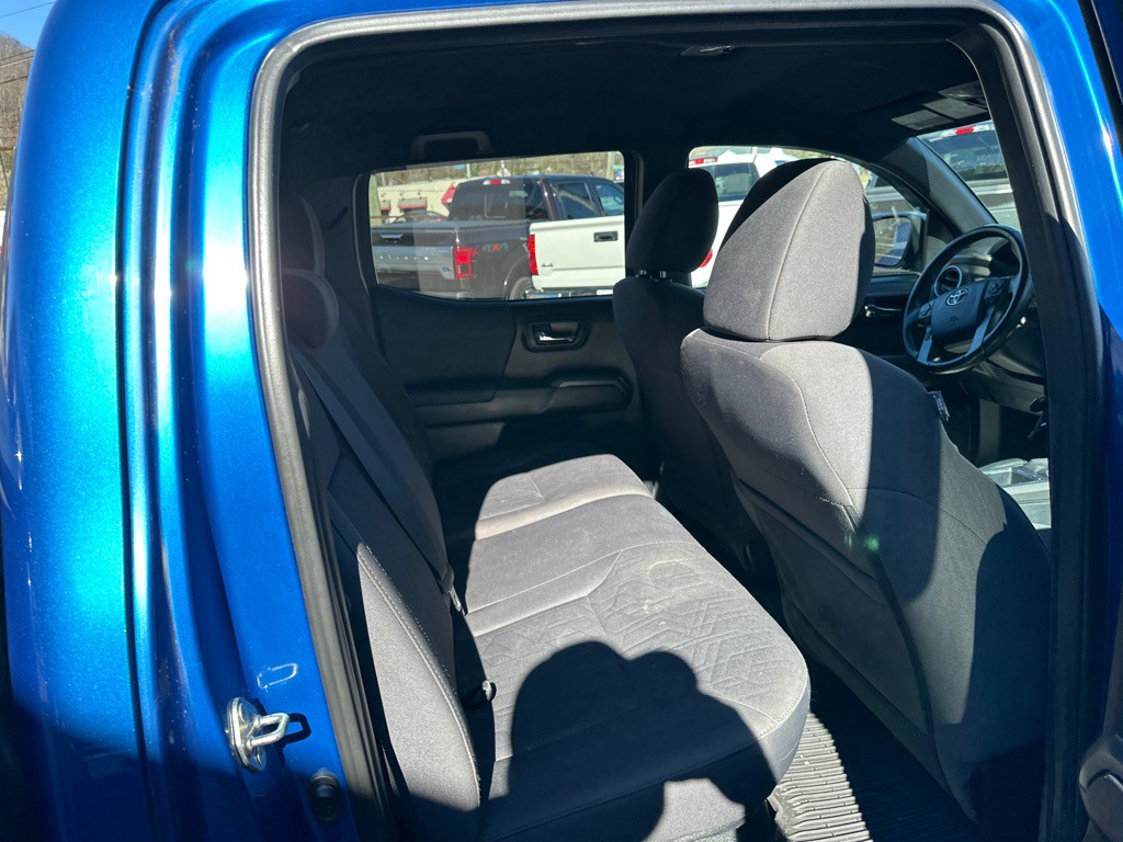 2017 Toyota Tacoma Image 9