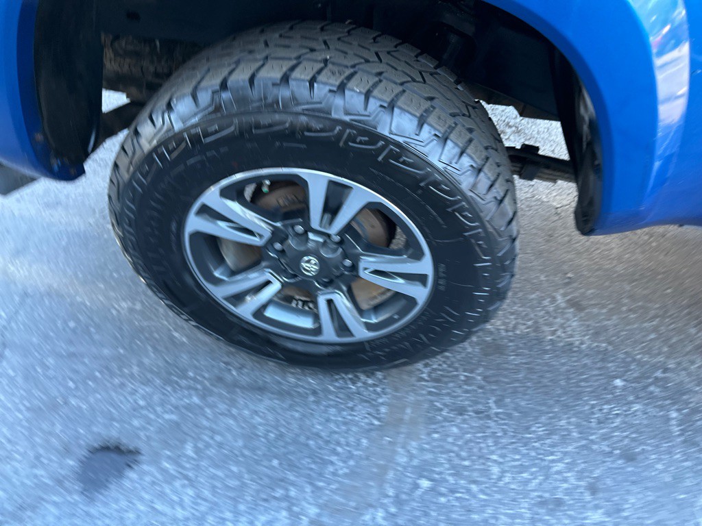 2017 Toyota Tacoma Image 10