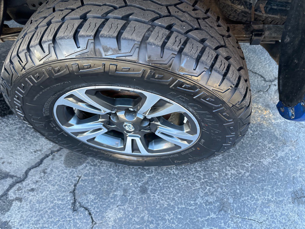 2017 Toyota Tacoma Image 13