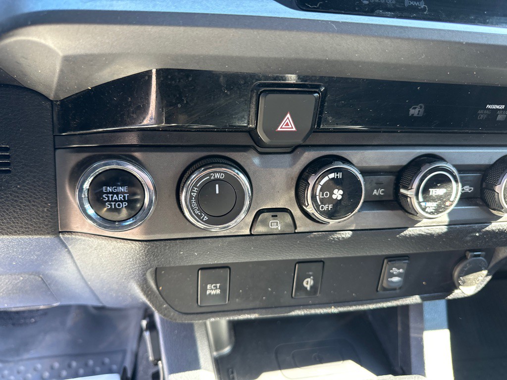 2017 Toyota Tacoma Image 17