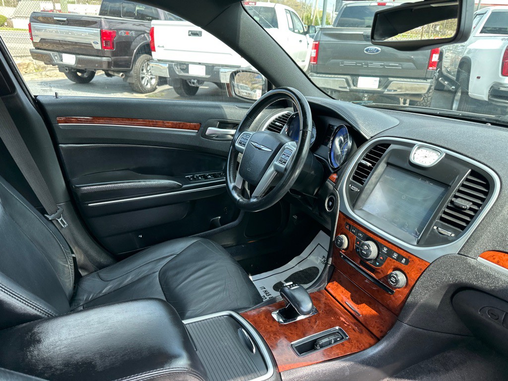 2014 Chrysler 300 Image 8