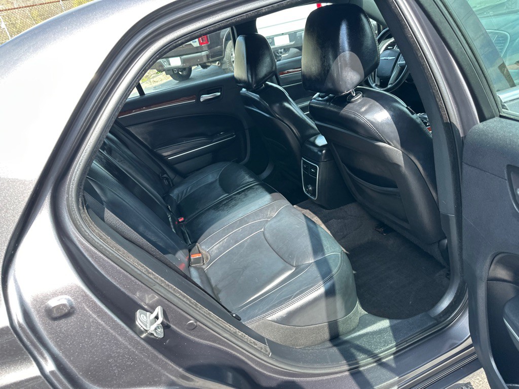 2014 Chrysler 300 Image 9