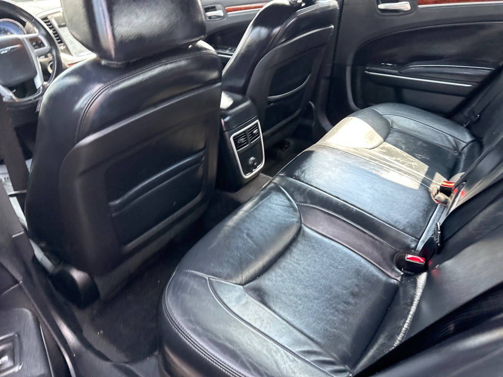 2014 Chrysler 300 Image 12
