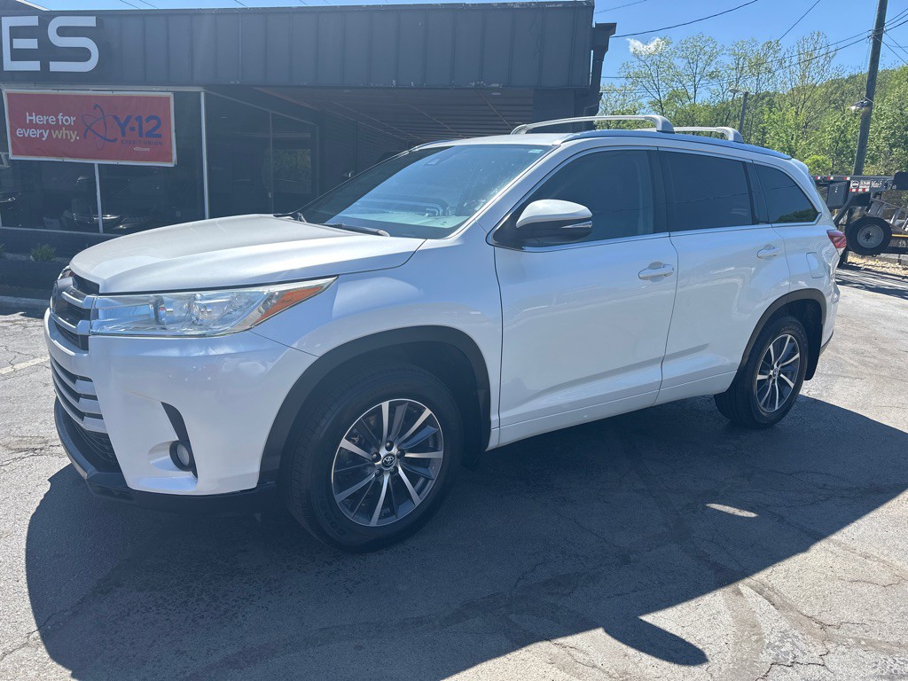 2017 Toyota Highlander Image 1