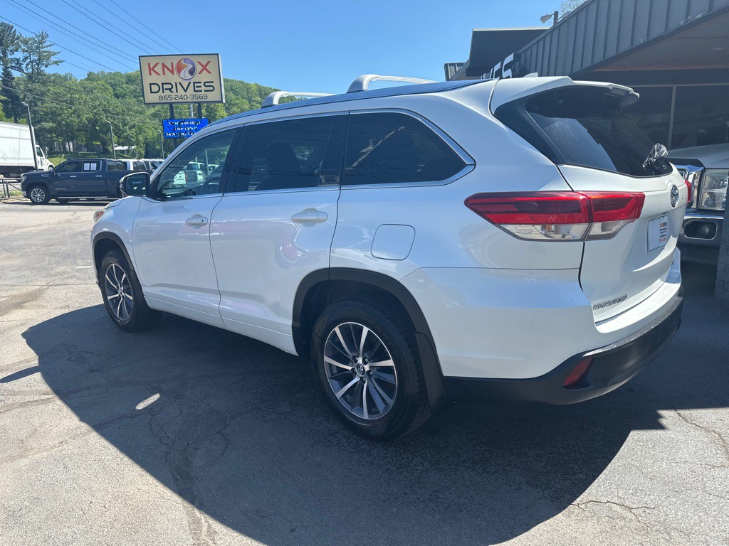 2017 Toyota Highlander Image 2