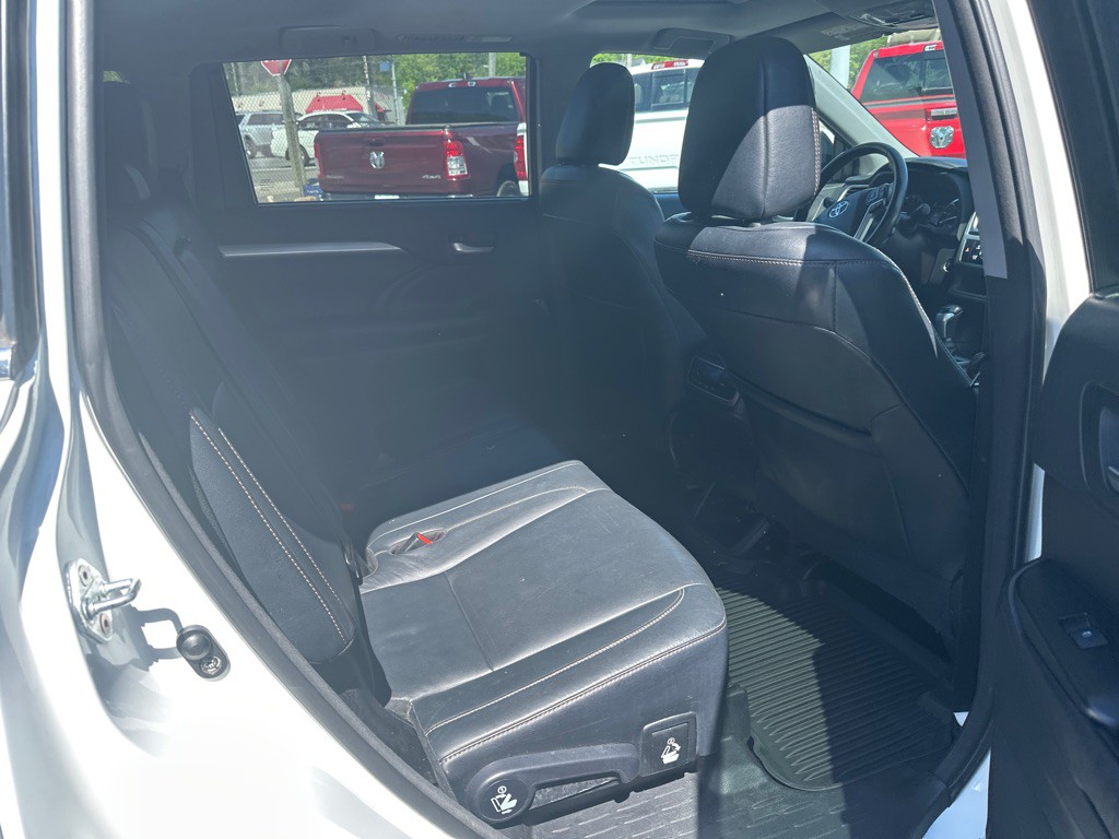 2017 Toyota Highlander Image 11