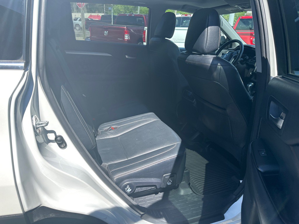 2017 Toyota Highlander Image 13