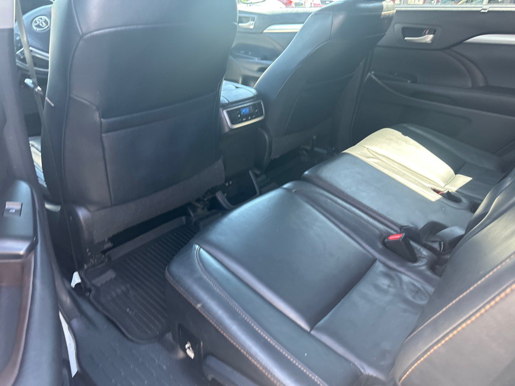 2017 Toyota Highlander Image 16