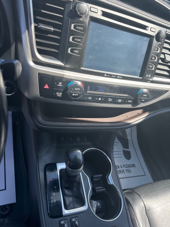 2017 Toyota Highlander Image 19