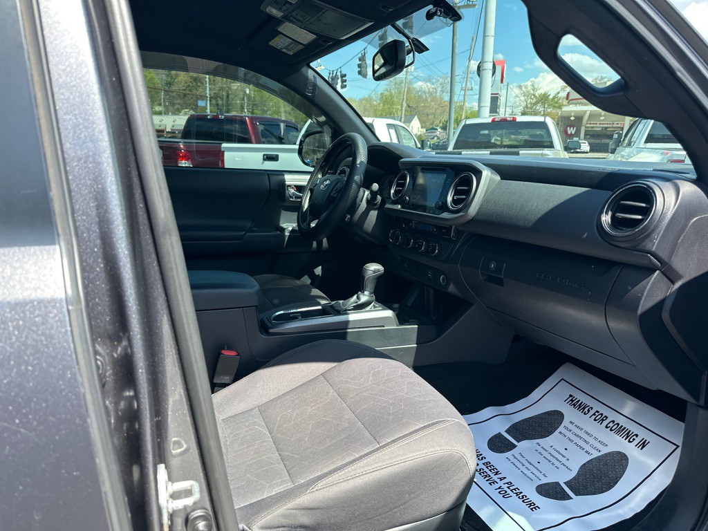 2016 Toyota Tacoma Image 8