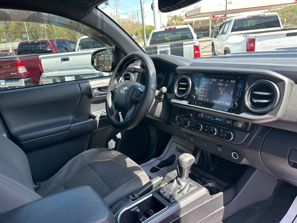 2016 Toyota Tacoma Image 9