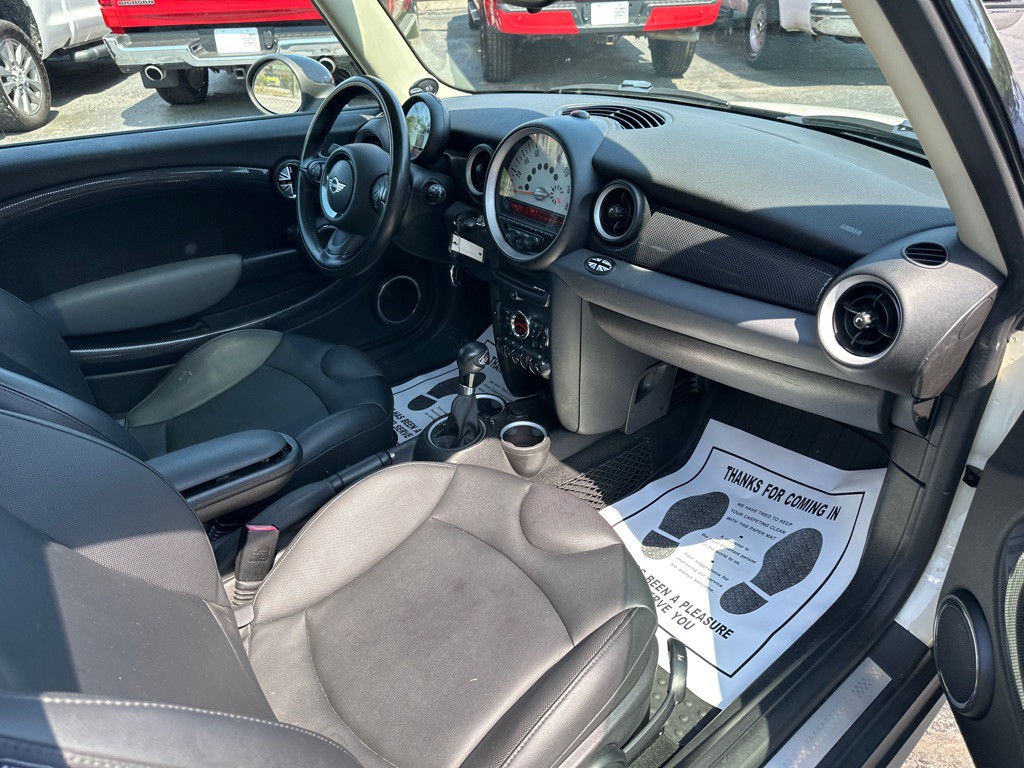 2011 MINI Cooper Image 9