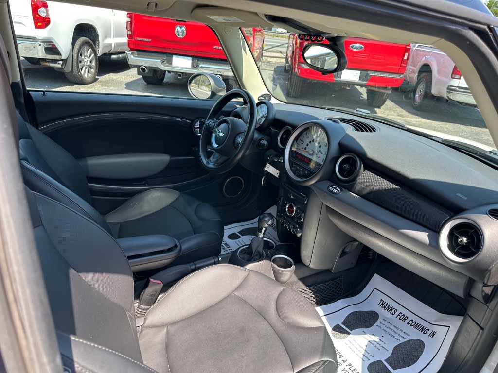 2011 MINI Cooper Image 11