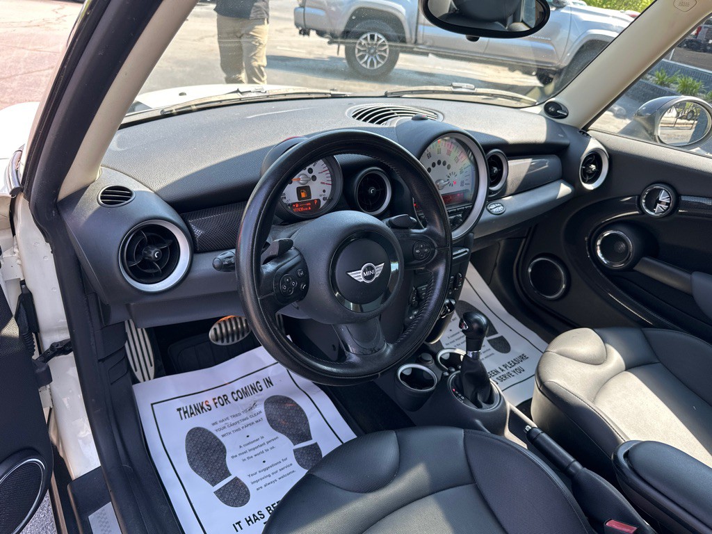 2011 MINI Cooper Image 16