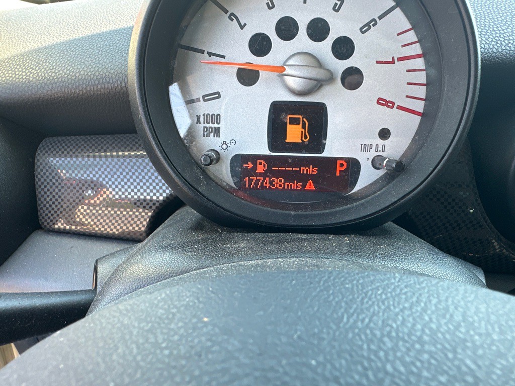 2011 MINI Cooper Image 18