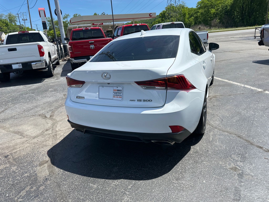 2017 Lexus IS Image 3