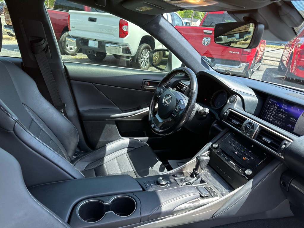 2017 Lexus IS Image 10