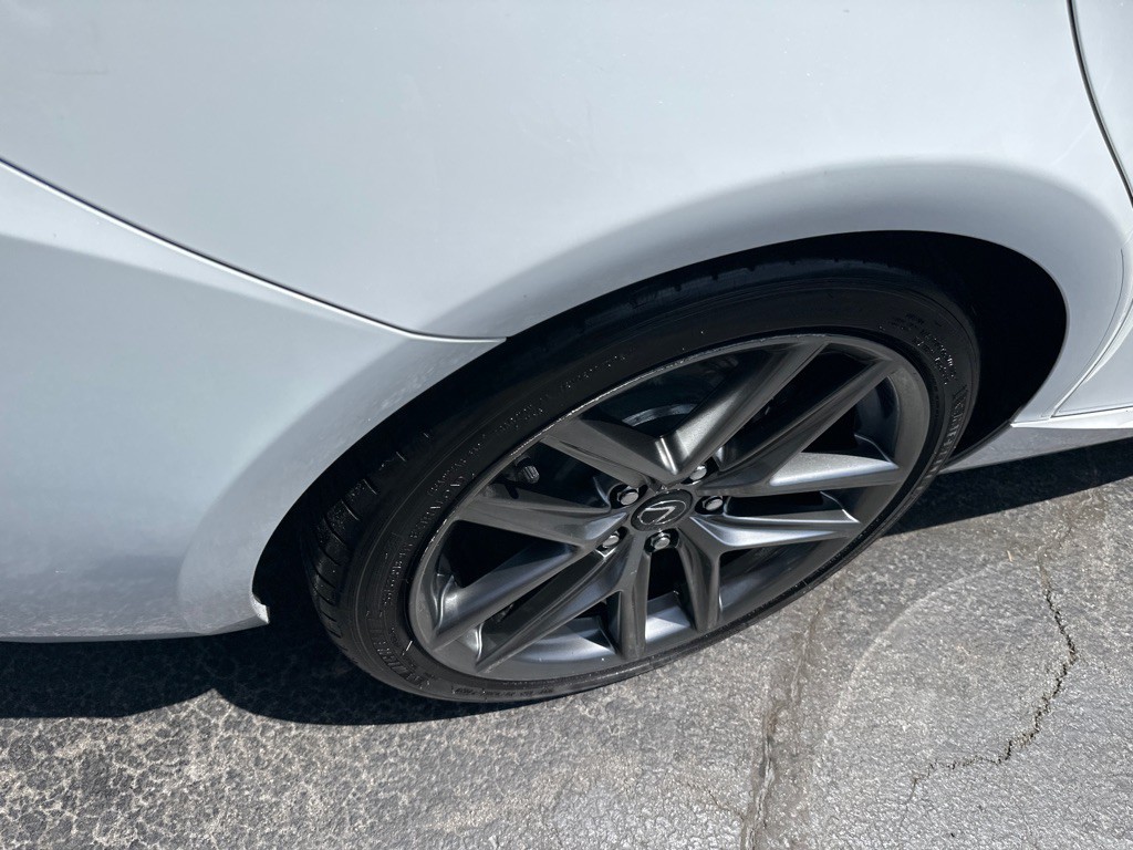 2017 Lexus IS Image 13
