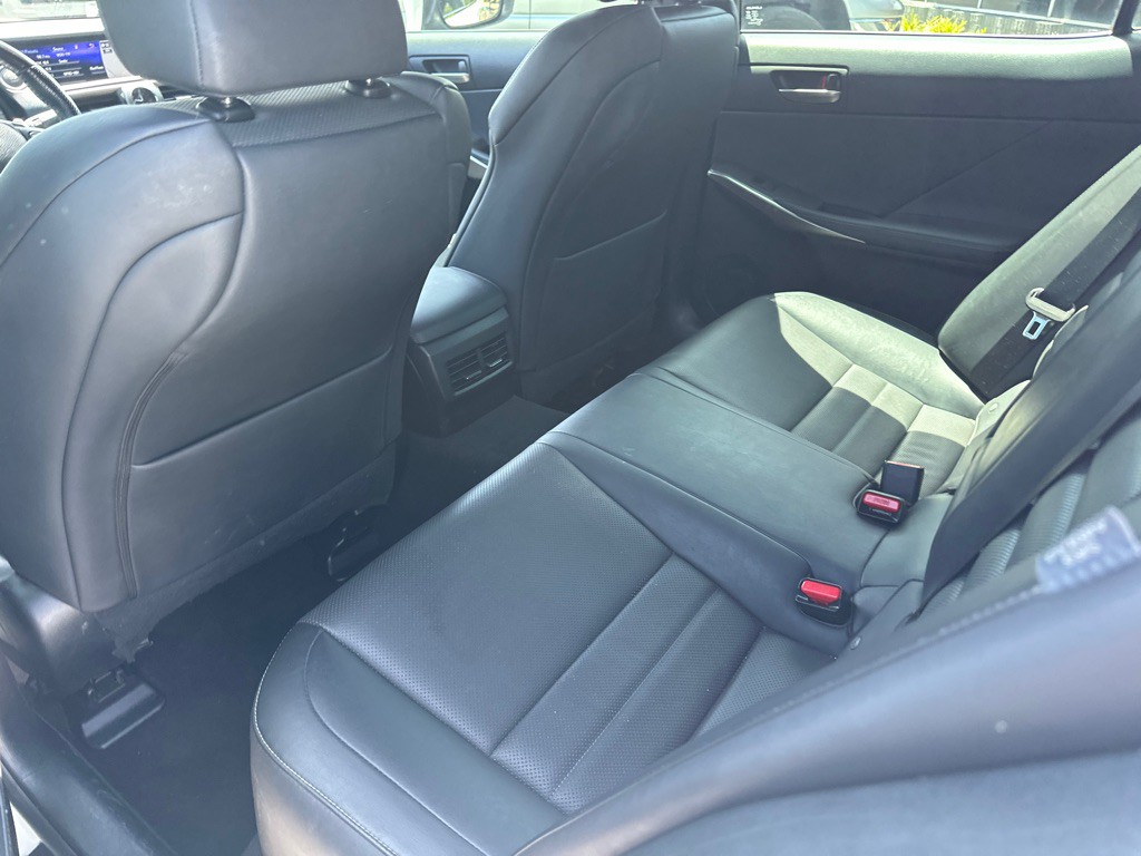 2017 Lexus IS Image 15