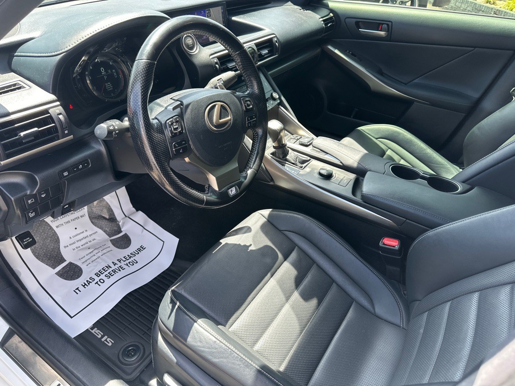 2017 Lexus IS Image 16