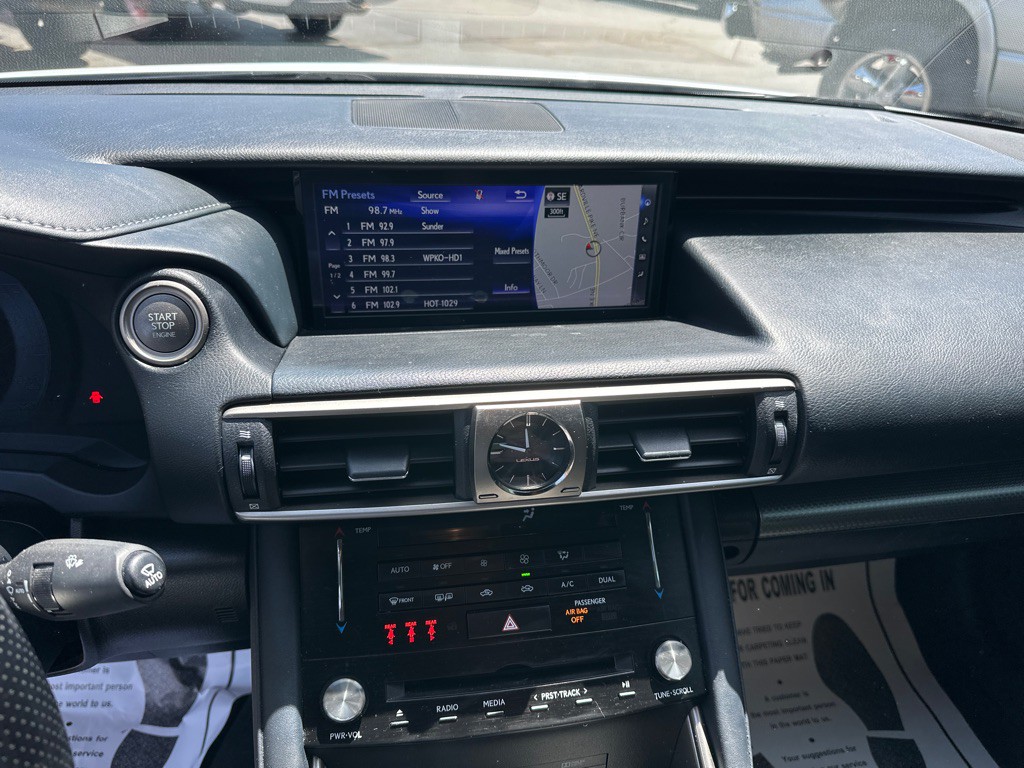 2017 Lexus IS Image 18