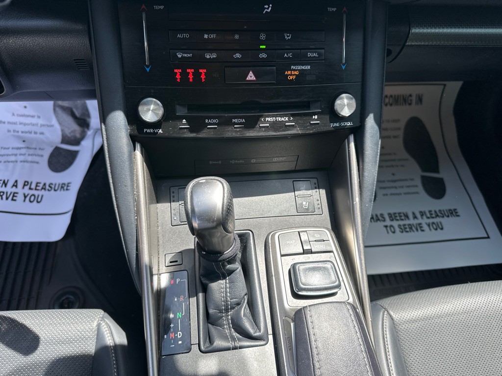 2017 Lexus IS Image 19
