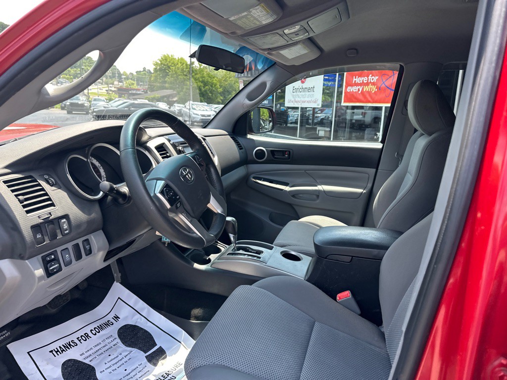2015 Toyota Tacoma Image 18